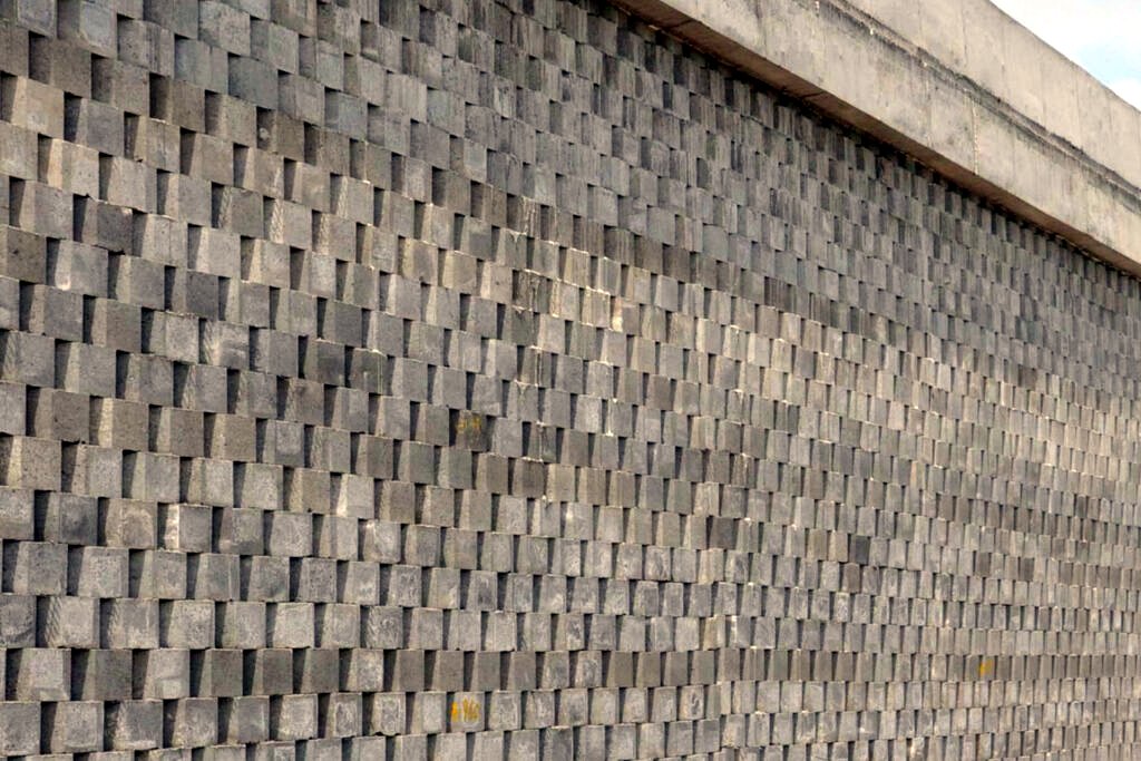 RE wall block face at a flyover approach